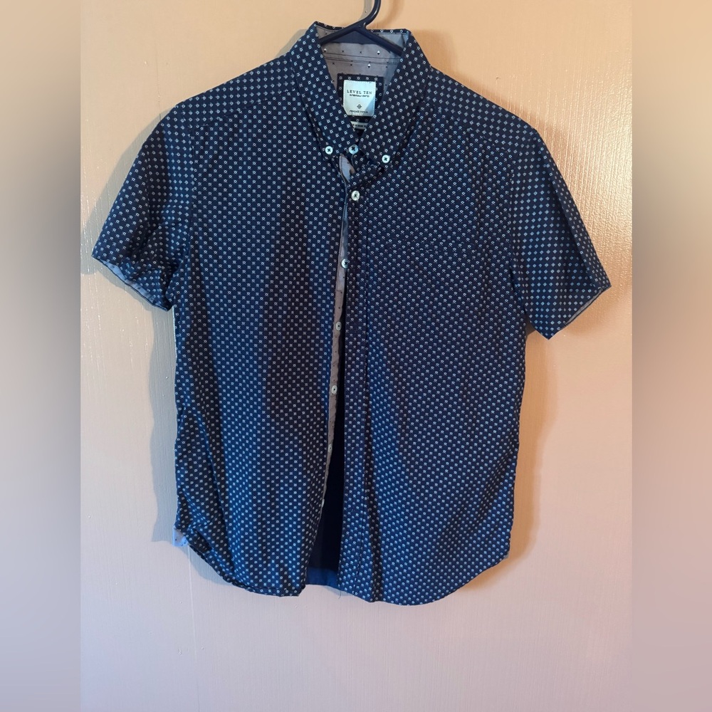 Level 10 Navy Blue Short Sleeve Button-Up Shirt with White Pattern | Size Medium